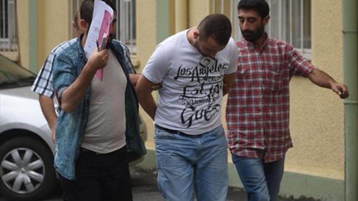 Policías turcos trasladan a un centro médico a un individuo detenido por supuesta pertenencia al Estado Islámico, este viernes.