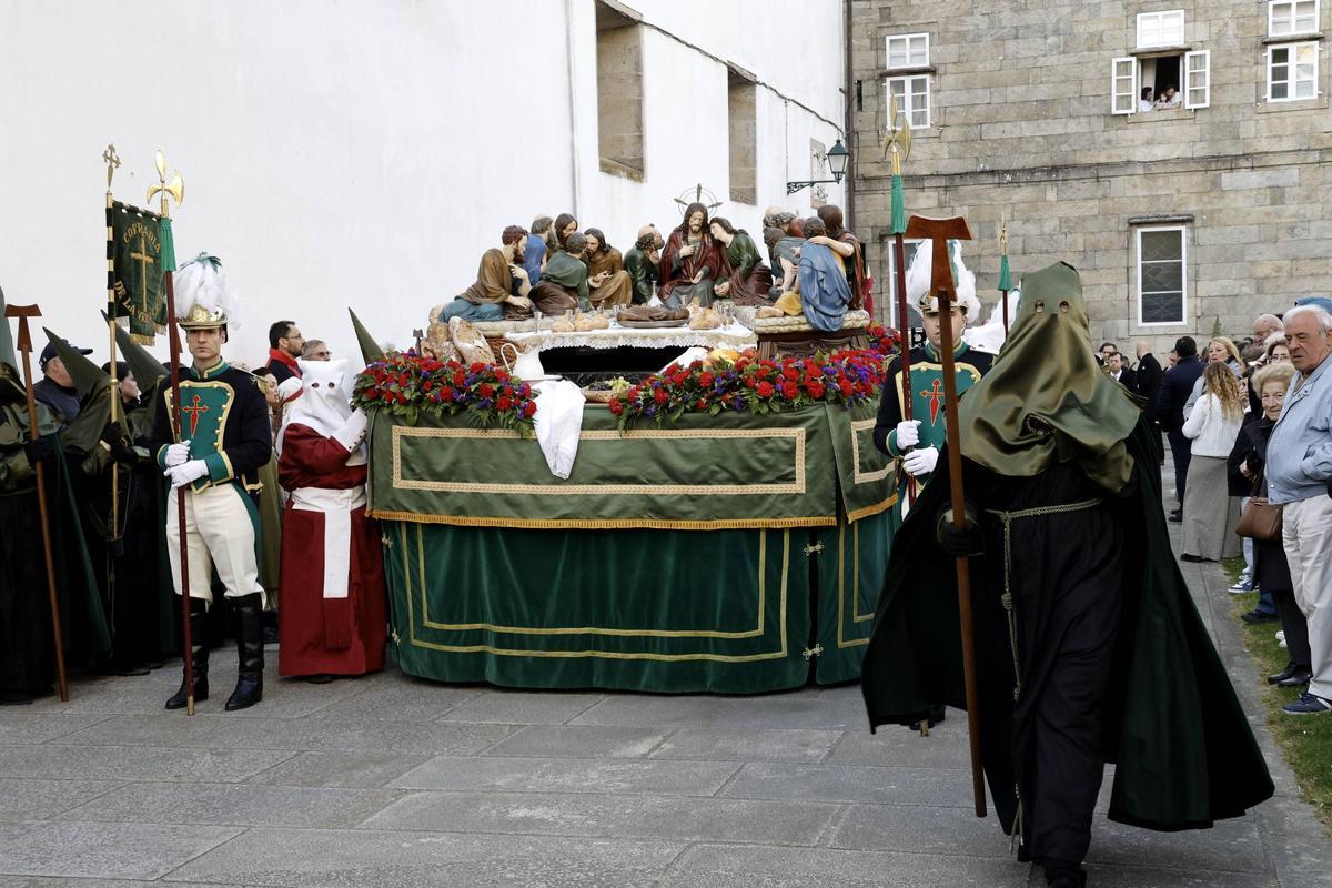 El lavatorio de los pies centra el Jueves Santo y da paso al día con más procesiones de la Semana Santa compostelana El lavatorio de los pies centra el Jueves Santo y da paso al día con más procesiones de la Semana Santa compostelana