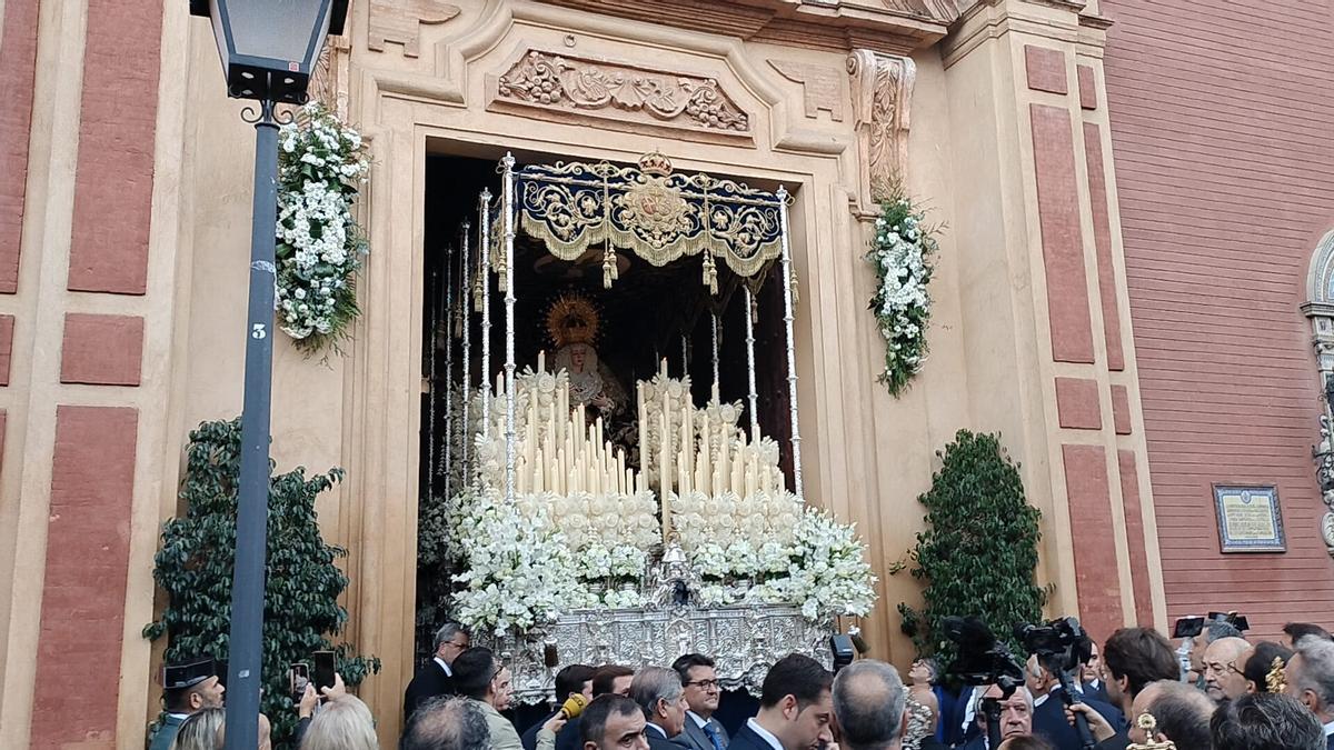 La Virgen de la Estrella saliendo de la Iglesia de San Jacinto.