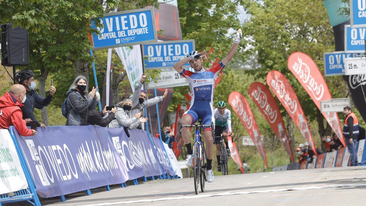 Las imágenes de la última etapa de la Vuelta a Asturias: crónica y reacciones