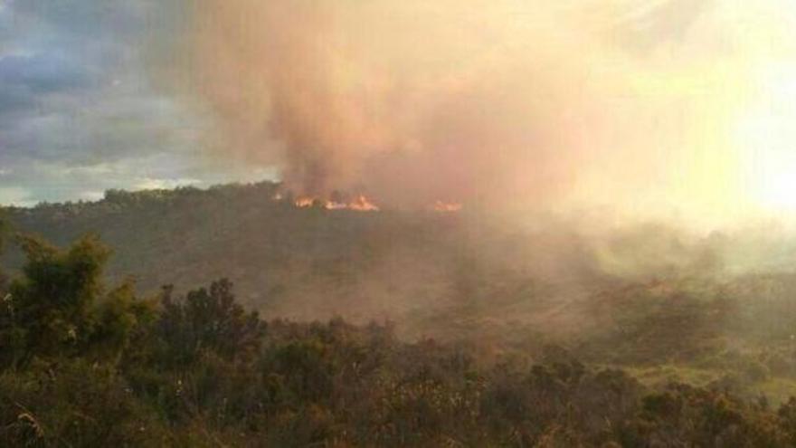 Una imagen del fuego que afecta a la Serra de Mariola.