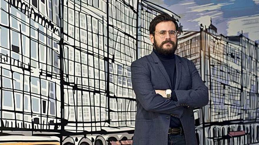 Ramón Marrades, ayer, ante un mural de las galerías de la Marina.