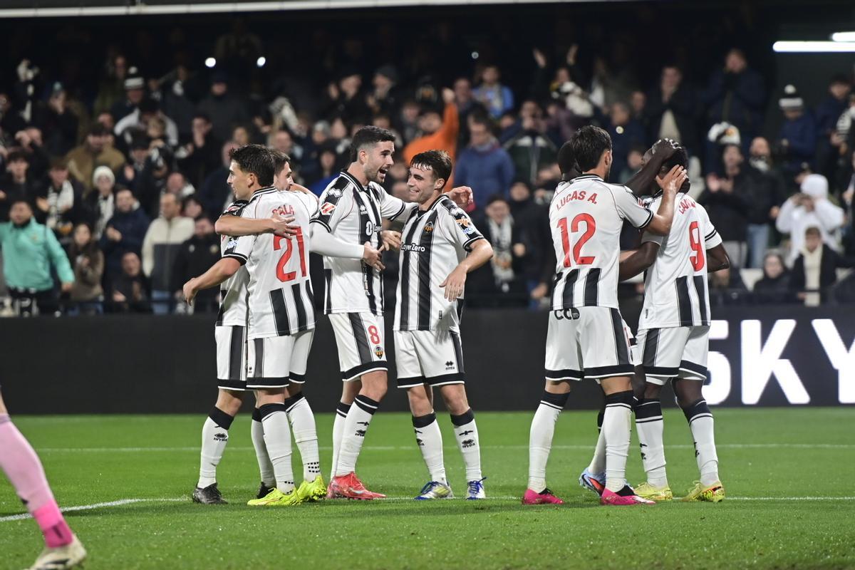 Los jugadores del CD Castellón celebran un gol en el SkyFi Castalia.