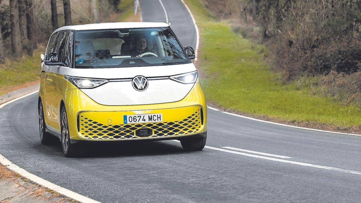 Volkswagen reinterpreta en clave eléctrica la mítica T1 ya disponible en versiones de pasajeros y comercial