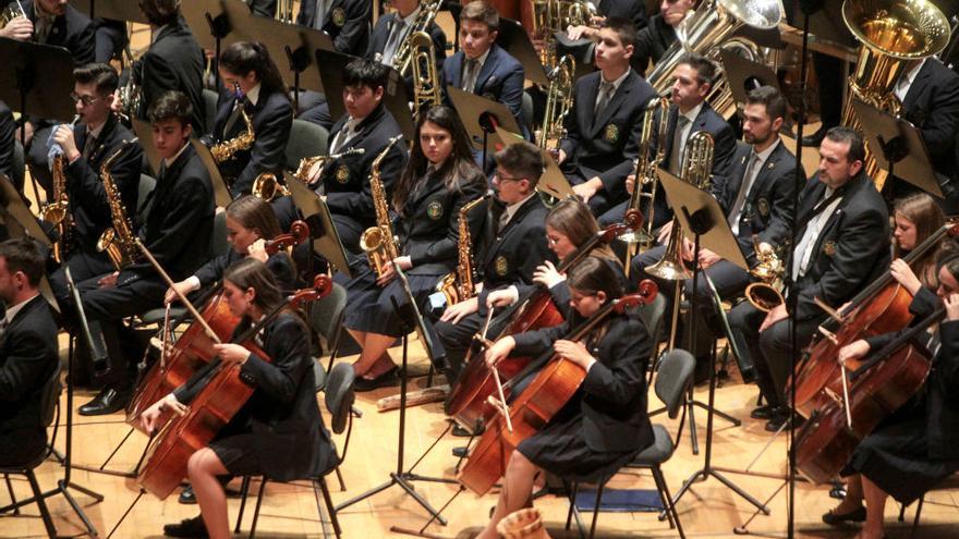 Alguns dels participants del certàmen de bandes de música de Cullera.