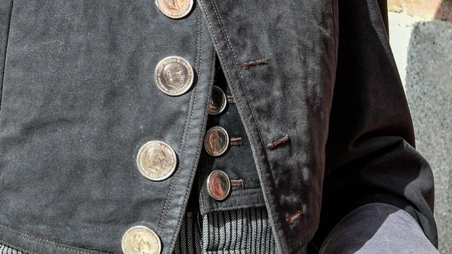 La chaquetilla con botones de Ponce con monedas de Franco