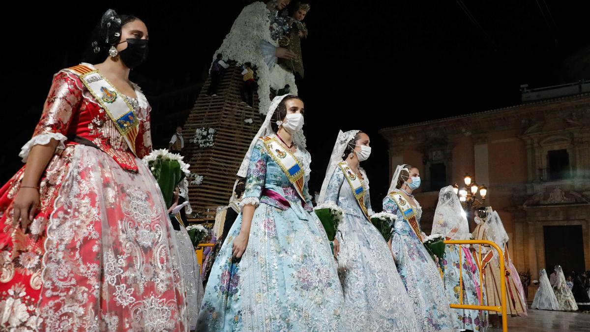 Búscate en el primer día de la ofrenda por la Calle Caballeros de las 21:00 a las 22:00