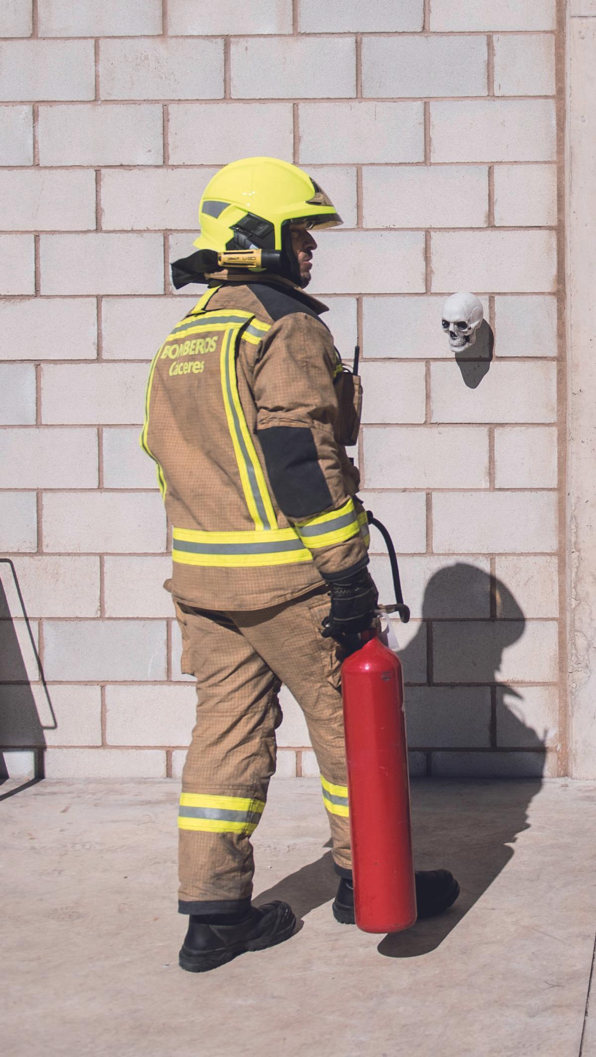 Un bombero del Sepei de la Diputación de Cáceres.