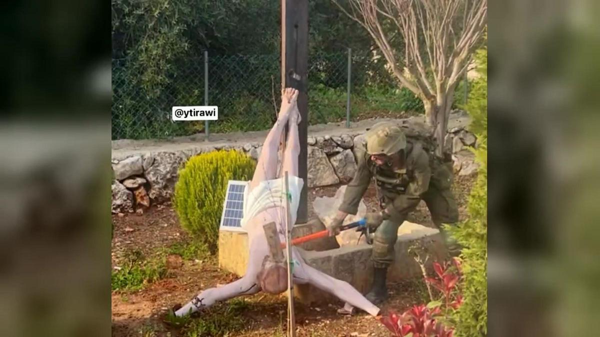 Un soldado israelí destruye a martillazos una estatua de Jesucristo en el Líbano