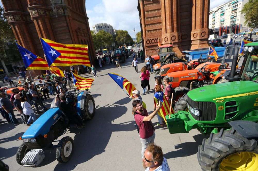 Tractors amb banderes independentistes a l'Arc de Triomf a Barcelona