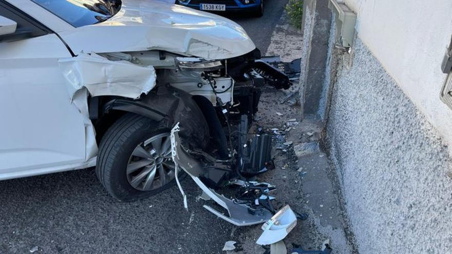 Un coche se estrella contra una casa en Las Palmas de Gran Canaria