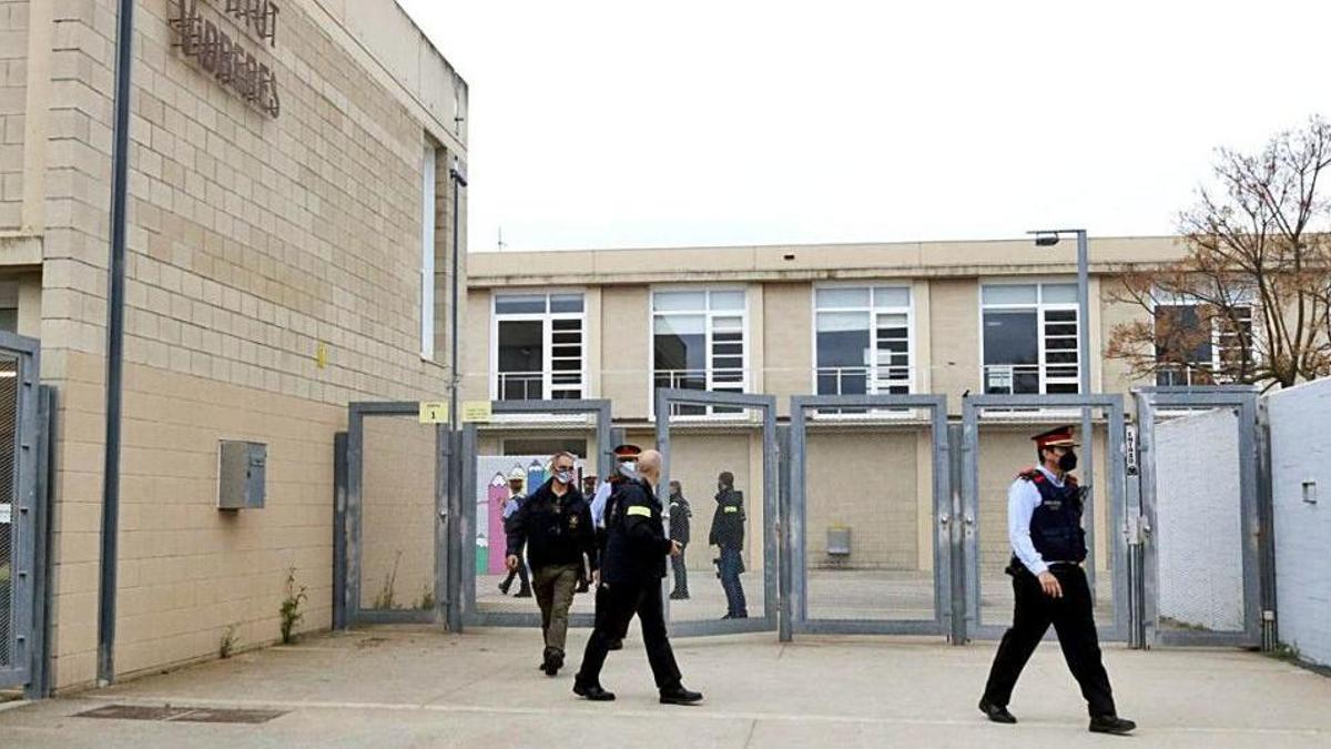 Exterior de l'institut de Vidreres, amb agents dels Mossos d'Esquadra i la Policia Local.