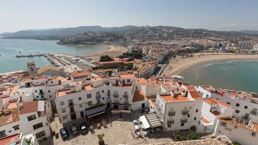 Un pueblo bonito de Castellón empieza a cobrar por aparcar: consulta las zonas y tarifas