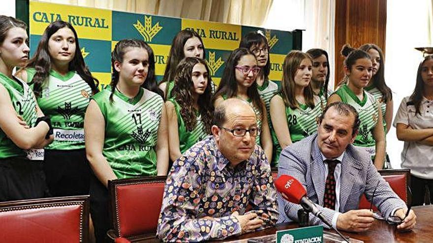 Las jugadoras del Zamarat junto al presidente del club (a la izquierda) y Narciso Prieto, de Caja Rural.