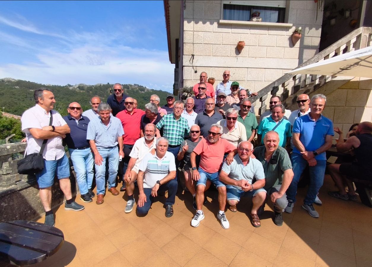 Los antiguos alumnos de la escuela unitaria de Seixo, en Darbo, en la comida de confraternidad.