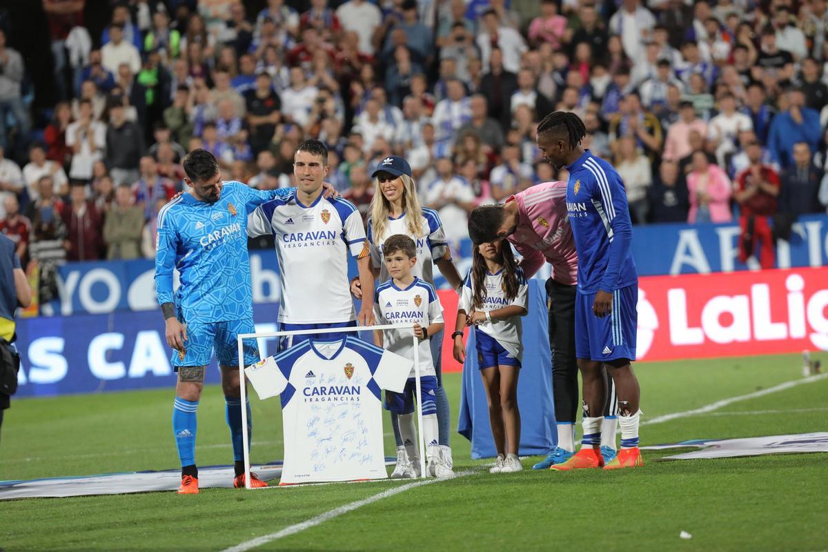 Así ha sido el inolvidable homenaje del zaragocismo a Alberto Zapater
