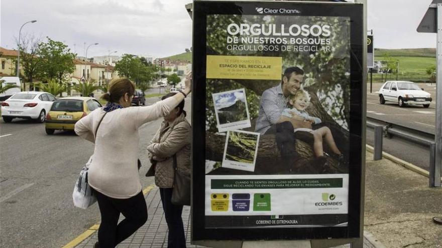 El 41% de vertidos del contenedor amarillo en Badajoz son impropios