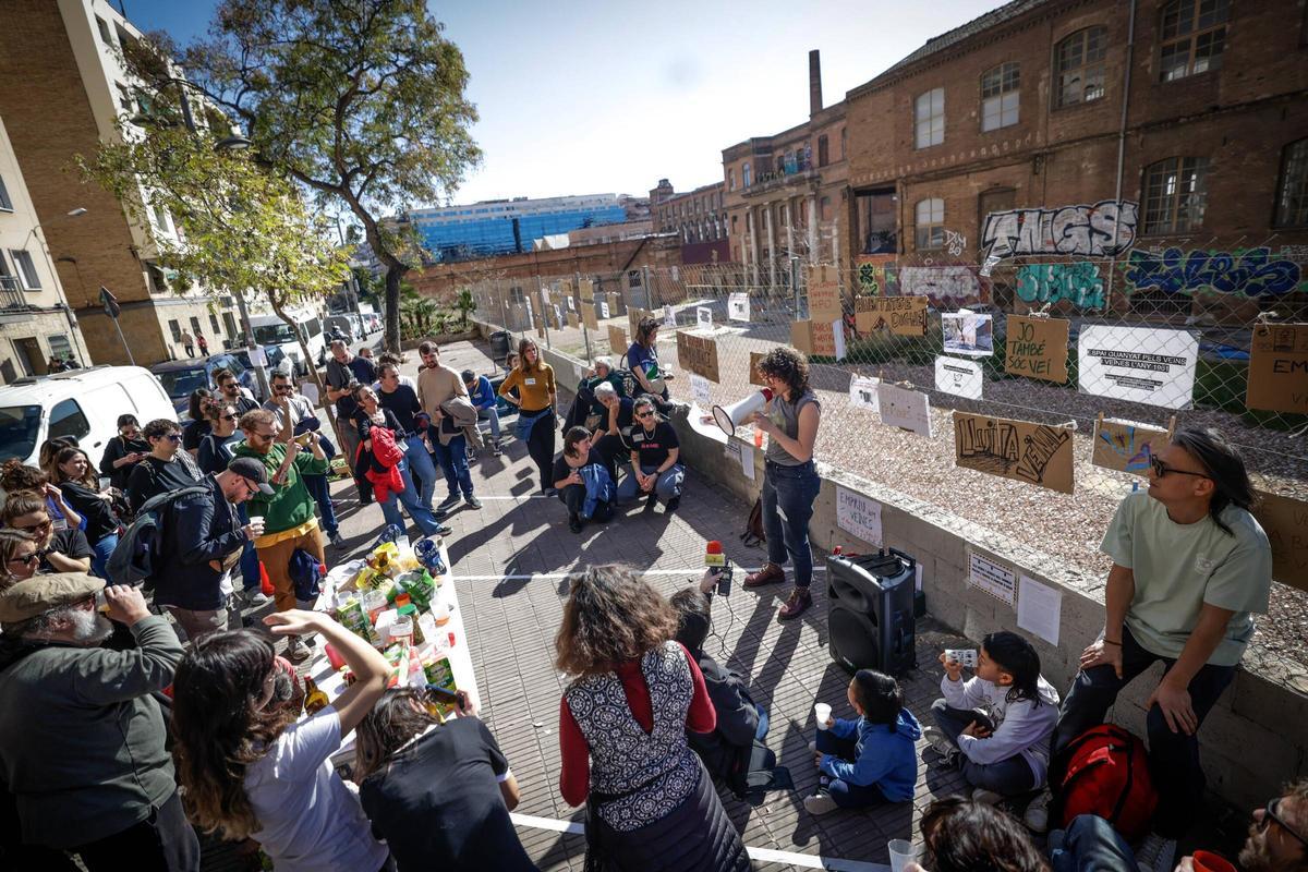 Concentración de los futuros vecinos de un bloque de viviendas de alquiler asequible pendientes de construir sobre un jardín de La Bordeta