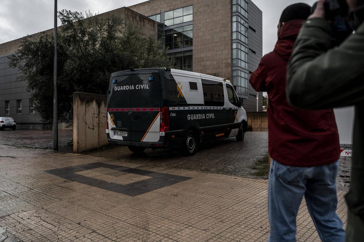 El furgón de la Guardia Civil con el detenido accede a los juzgados de Cáceres, este viernes por la tarde.