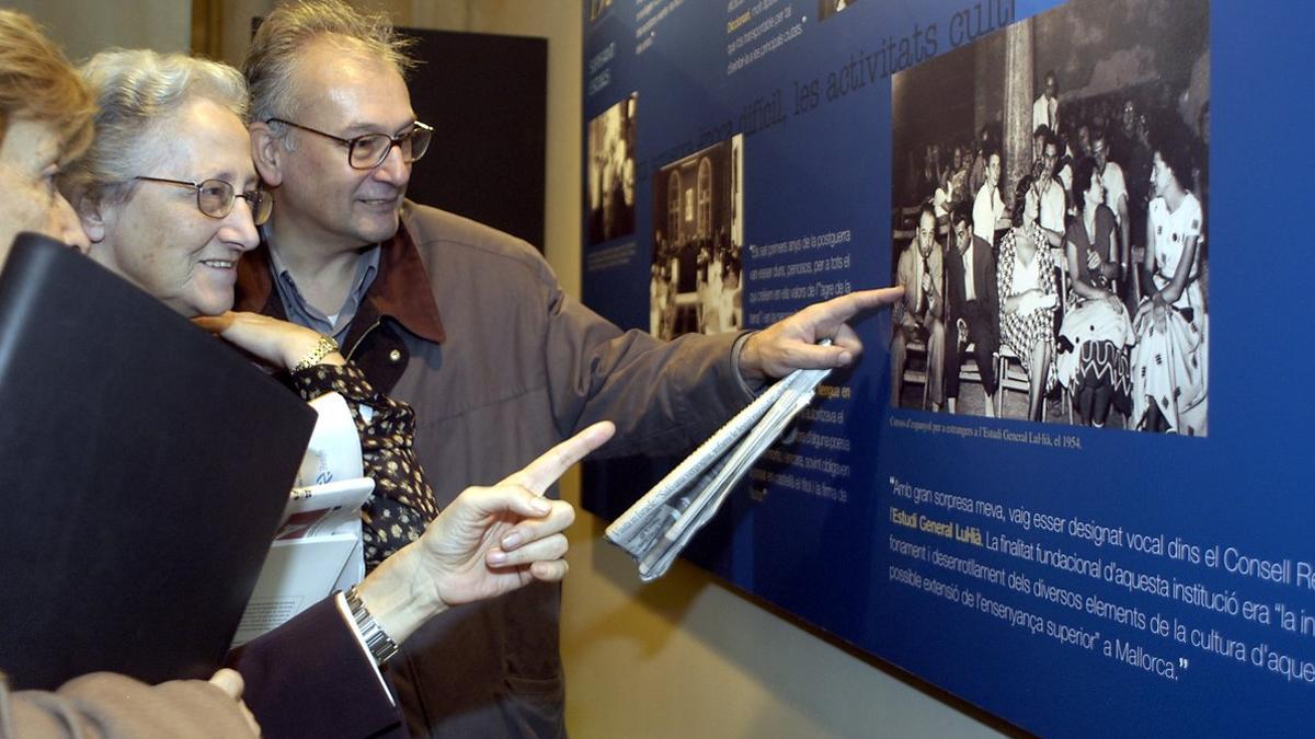 Aina Moll, en el 2003, en la exposición sobre su padre que organizó la Universitat de Barcelona.