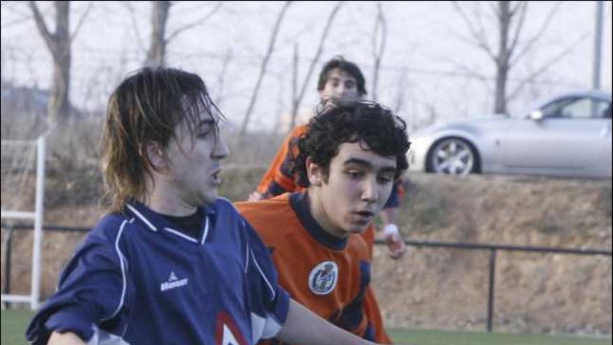 Marcos intenta controlar el balón