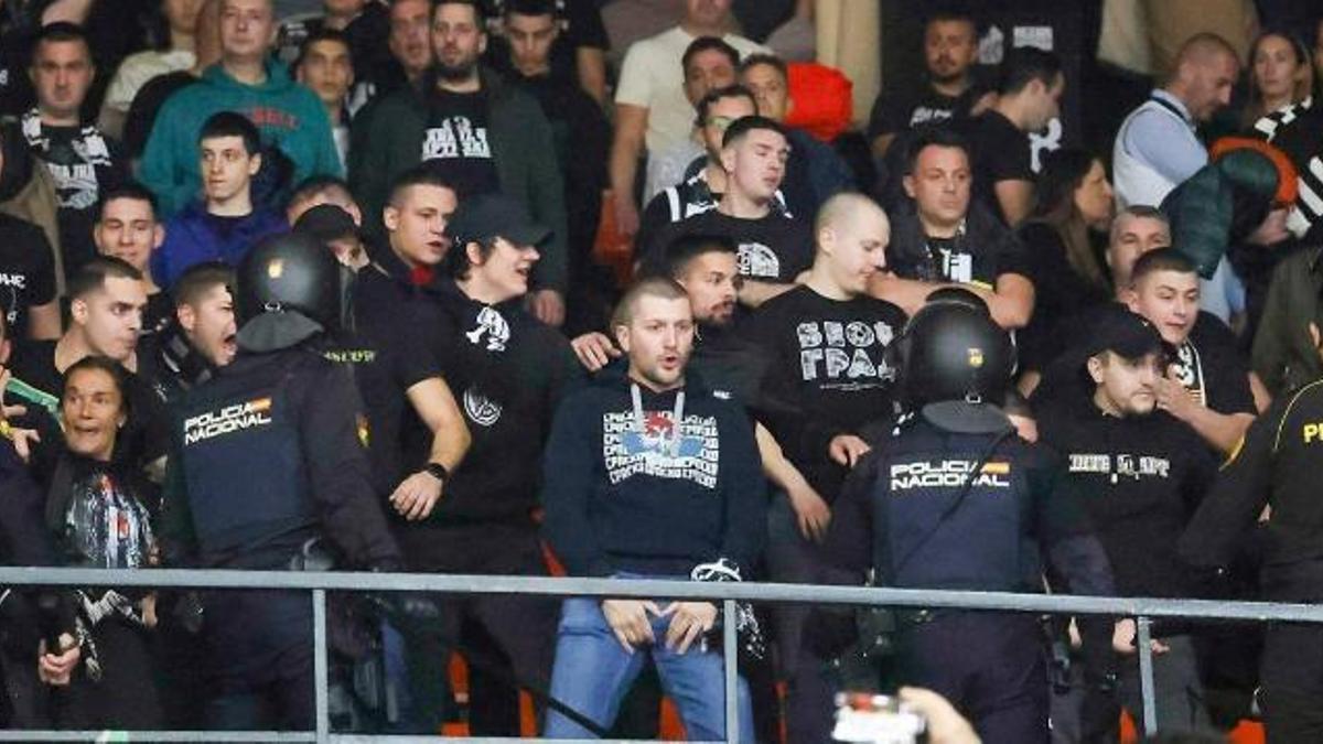 La policía nacional rodea a aficionados del Partizan antes de los incidentes que se vivieron en la Euroliga en Valencia
