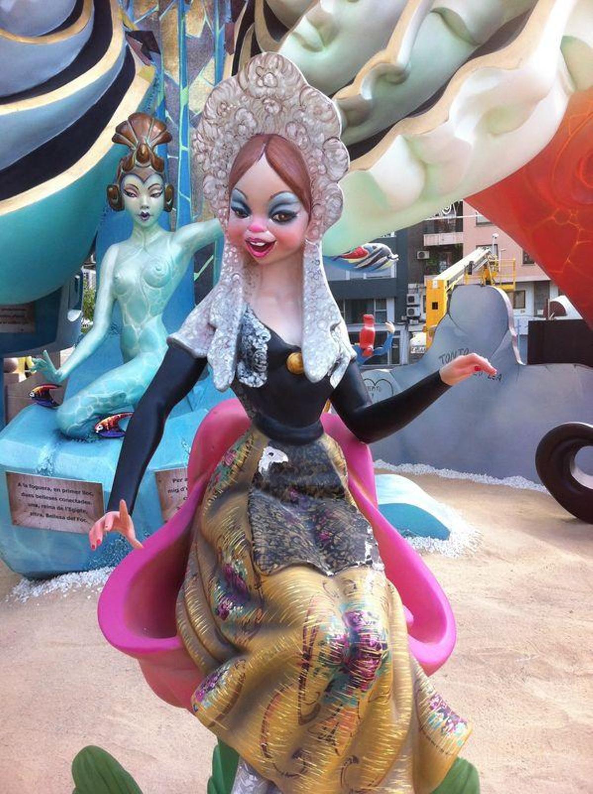 Unos vándalos causan daños en ninots de Plaza Galicia