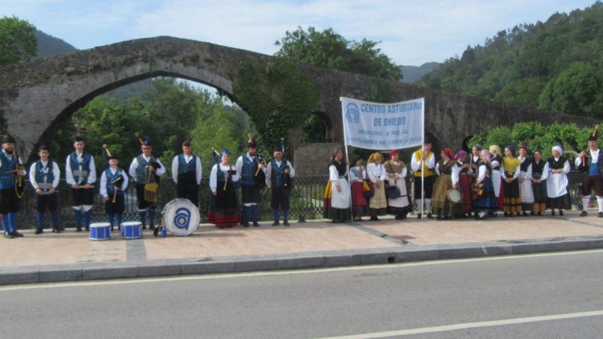 El grupo del Centro Asturiano, ante el puente “romano” de Cangas. | J. M. C.