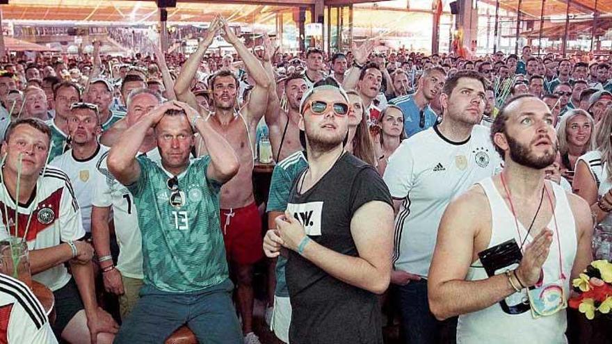 Turistas alemanes ven un partido del Mundial de Rusia, hoy en un local de la calle del Jamón en.