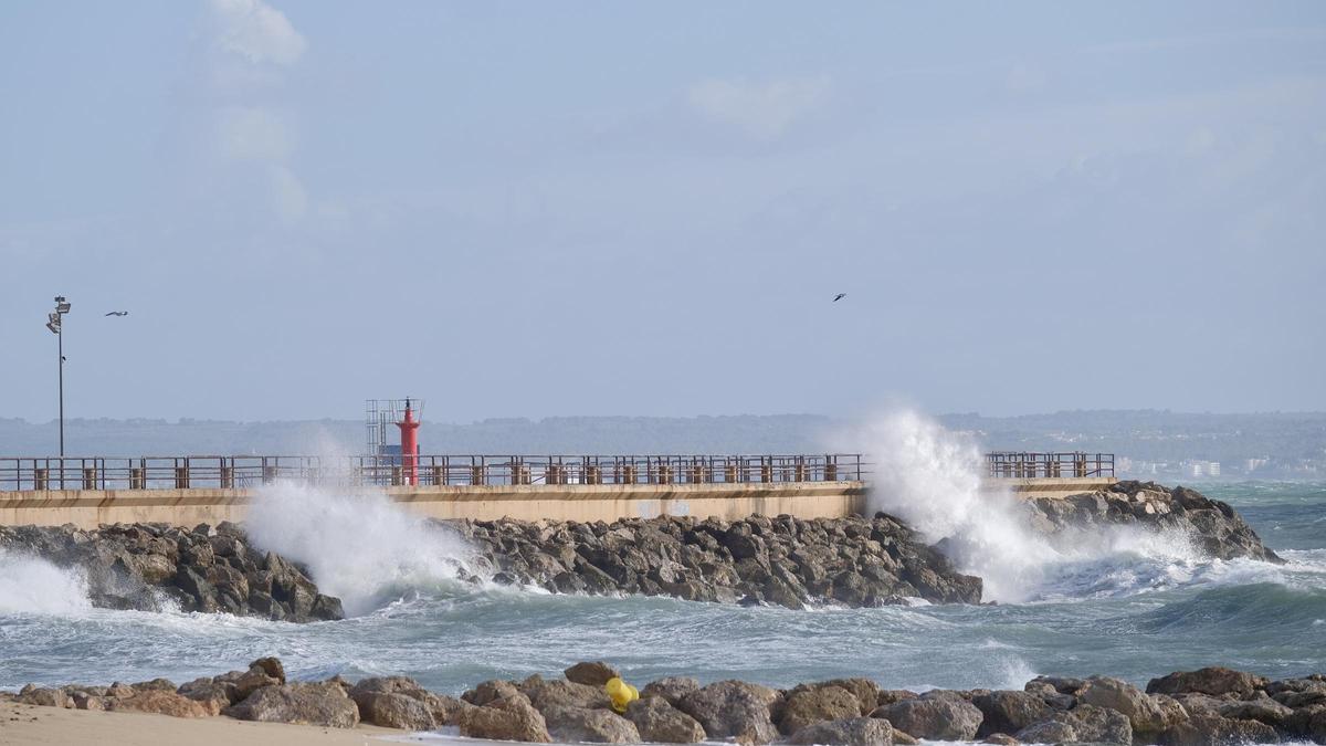 Las olas sobrepasan el dique del Portitxol, en Palma.