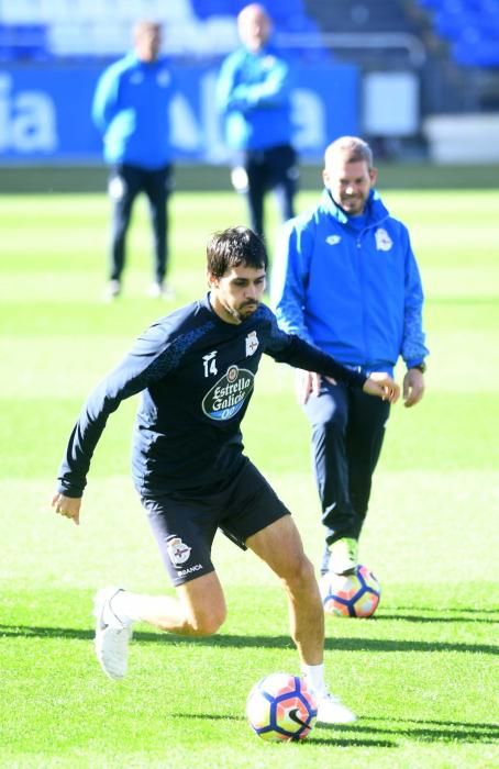 Sesión de entrenamiento en Riazor antes de disputar el trascendental encuentro ante el Granada.