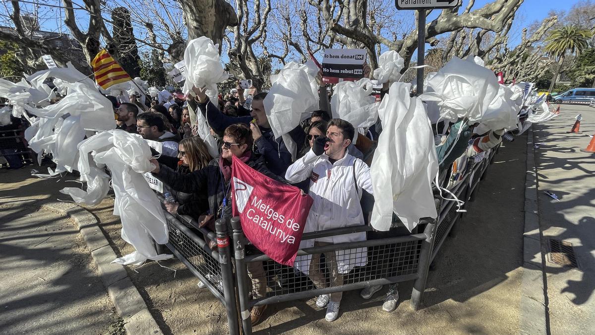 Multitudinaria manifiestación de médicos en el 2º dia de huelga