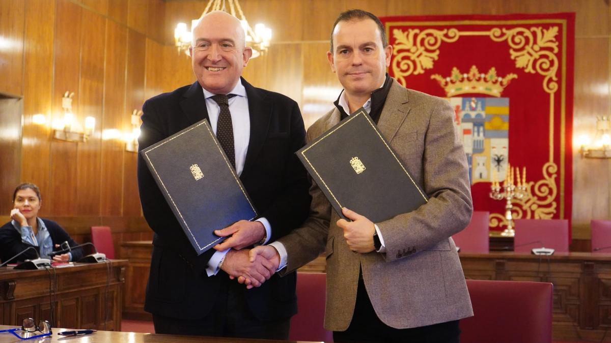 Firma del convenio del Fondo de Cohesión Territorial entre Junta de Castilla y León y Diputación de Zamora: Jesús Julio Carnero y Francisco Requejo.