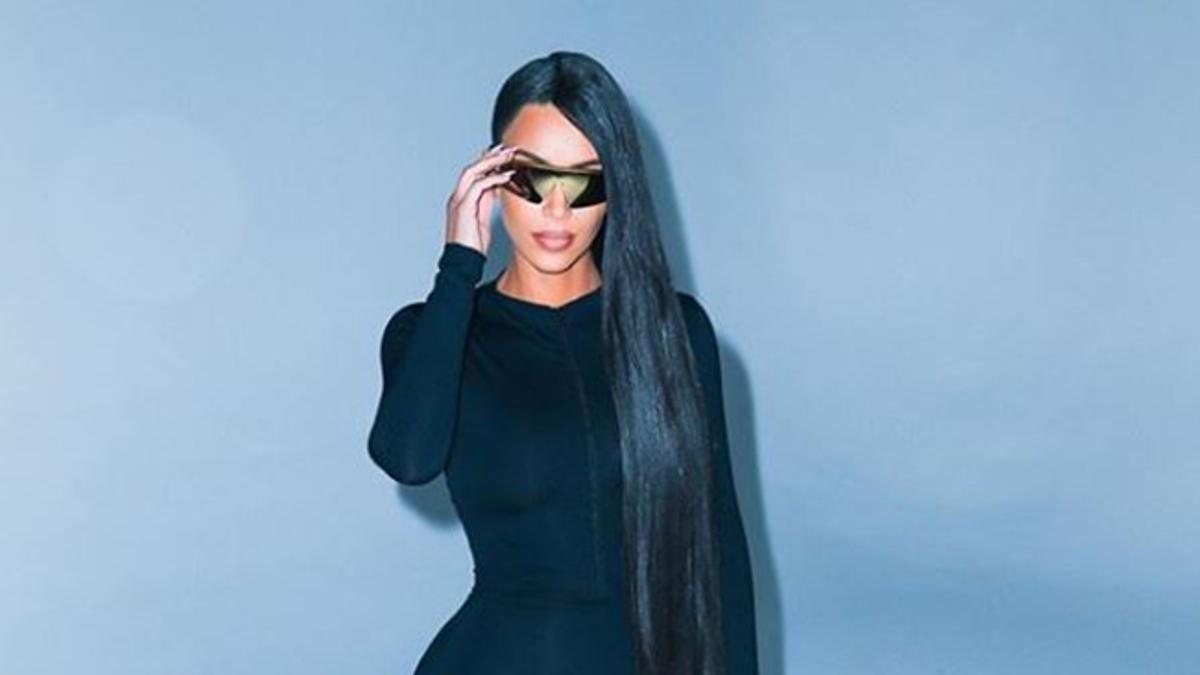 Kim Kardashian con mono negro