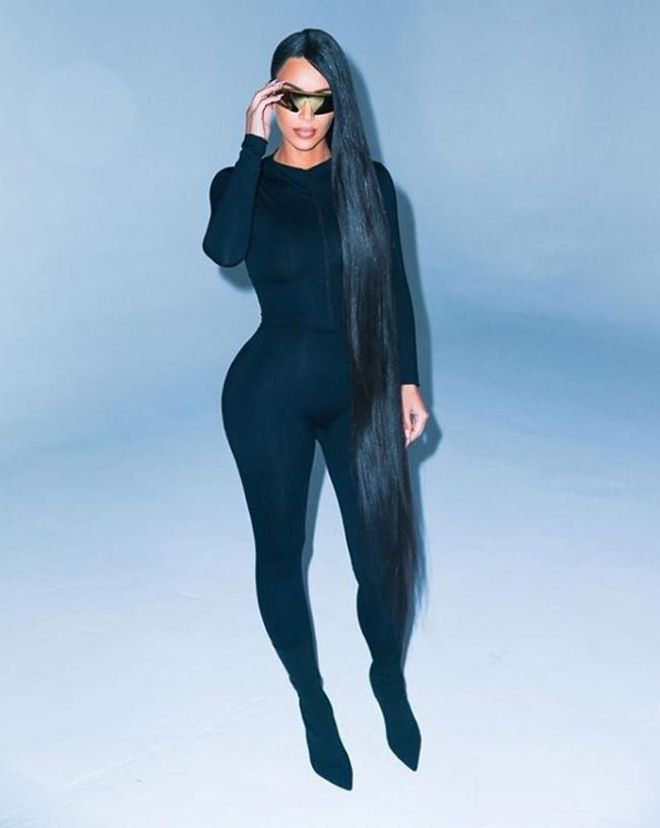 Kim Kardashian con mono negro