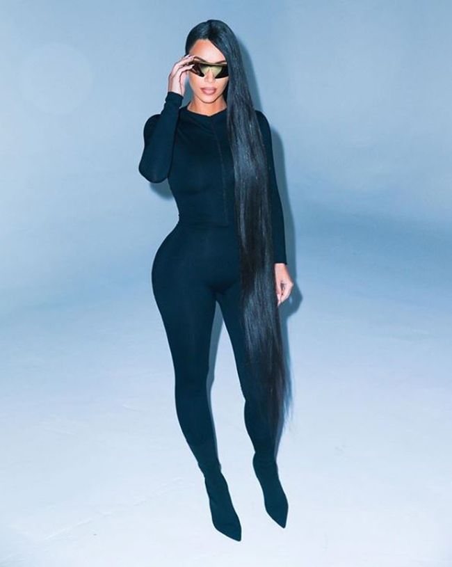 El look más atrevido de Kim Kardashian: mono y botas altas rosas XXL - Woman