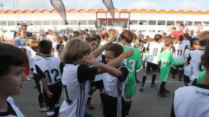 150 padres se ofrecen a pagar más para mantener la escuela de pago del Valencia CF