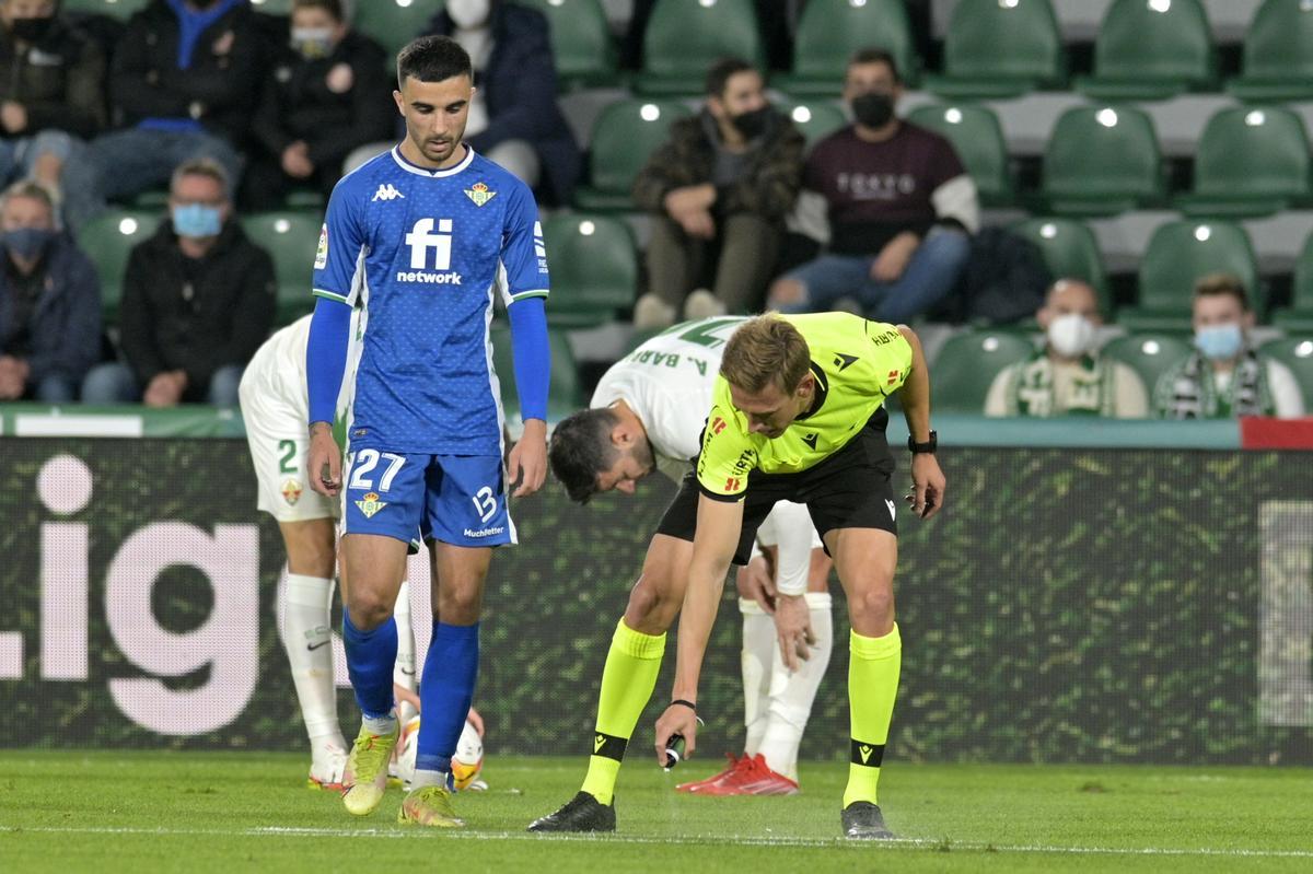 Pizarro Gómez marca el lugar de una falta con el spray durante el Elche-Betis