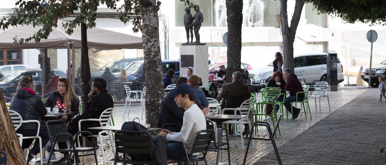 Clientes en una terraza de la plaza de Sa Graduada. Vicent Marí