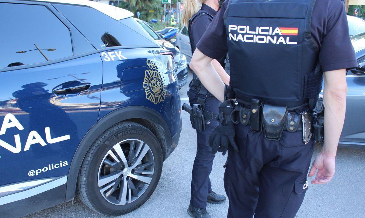 Agentes de la Policía en la capital extremeña.