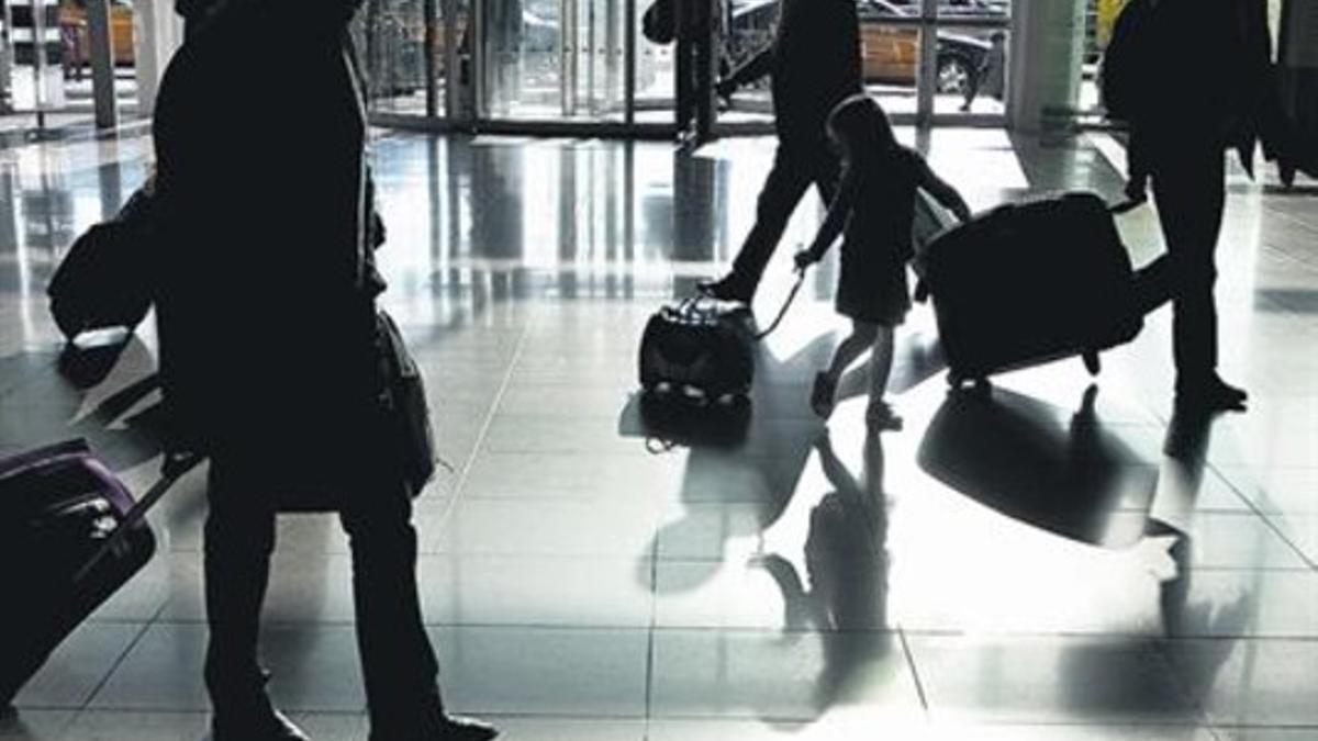 Viajeros en el aeropuerto de El Prat de Barcelona.