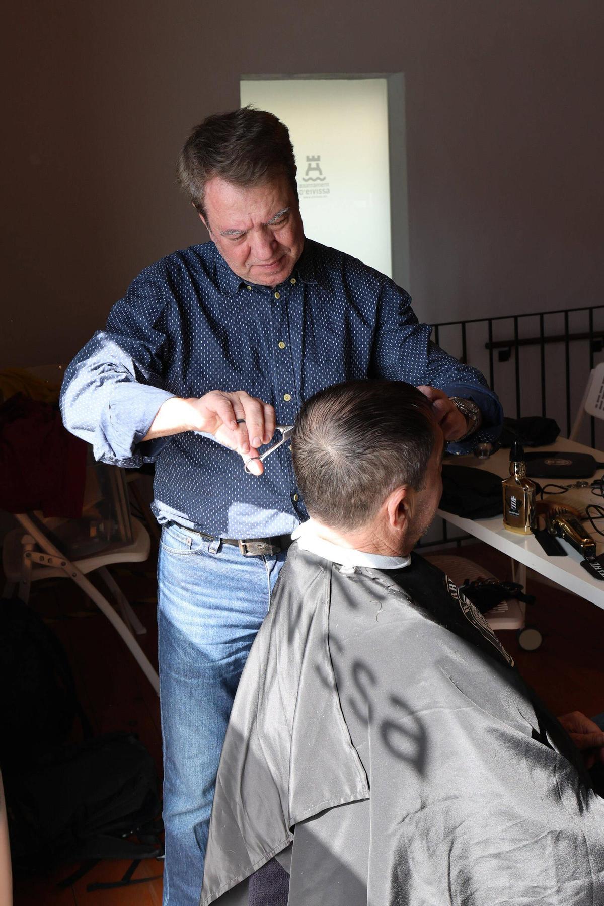 José Calvo realizando un corte de pelo este domingo en el Casal d'Igualtat.