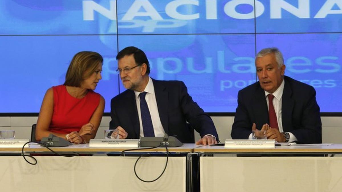 Mariano Rajoy, junto a Javier Arenas, escucha a Dolores de Cospedal, este lunes en el comité ejecutivo del PP.