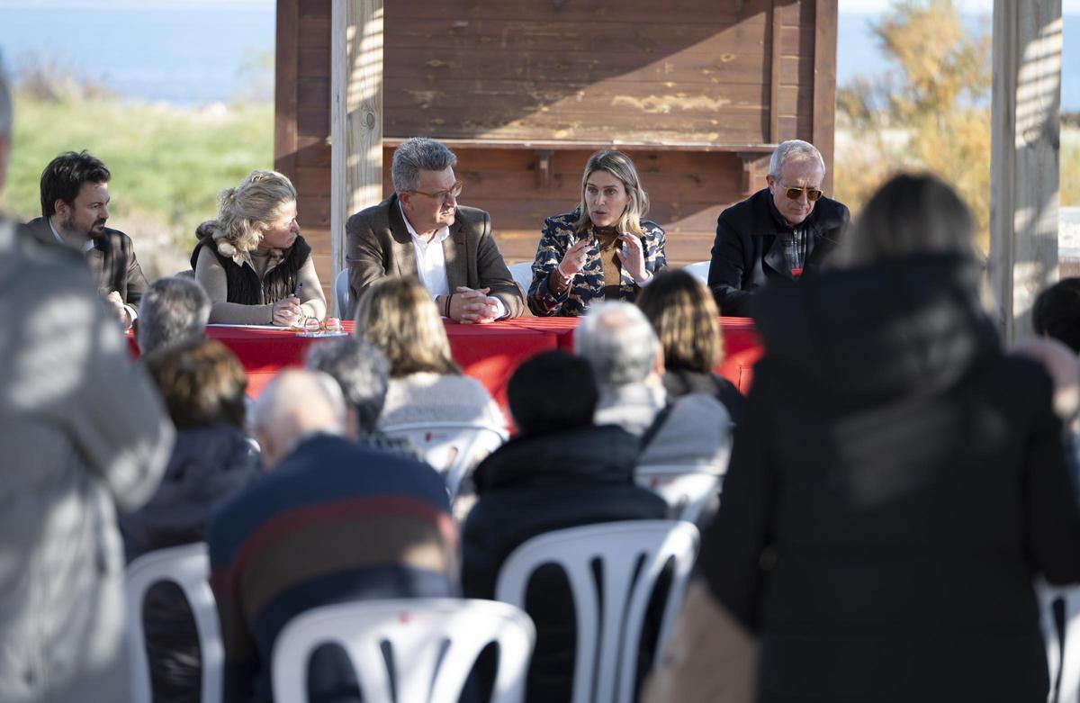 La presidenta de la Diputación, Marta Barrachina, con el conseller Vicente Martínez Mus, en una reunión en Torre la Sal.