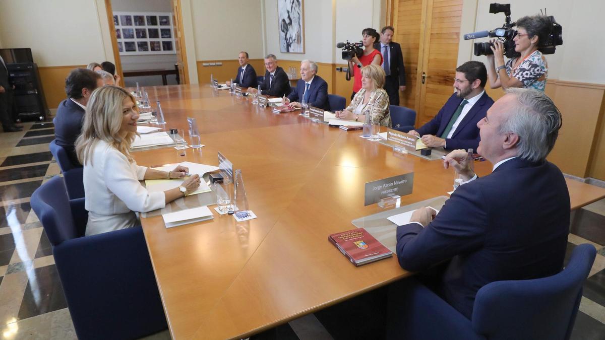Imagen de archivo de la primera reunión del Consejo de Gobierno del PP y Vox.