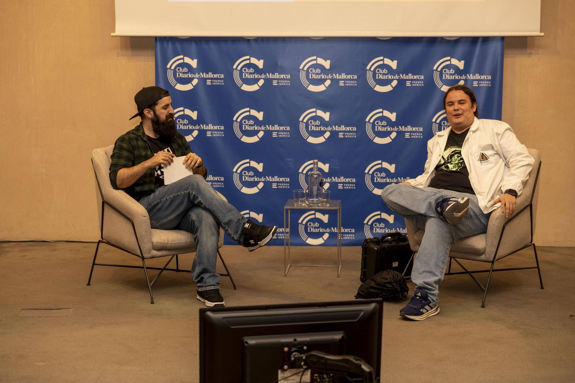 FOTOS | El Físico Barbudo entrevistó al divulgador tras el canal Ponte Bata en un encuentro en Diario de Mallorca