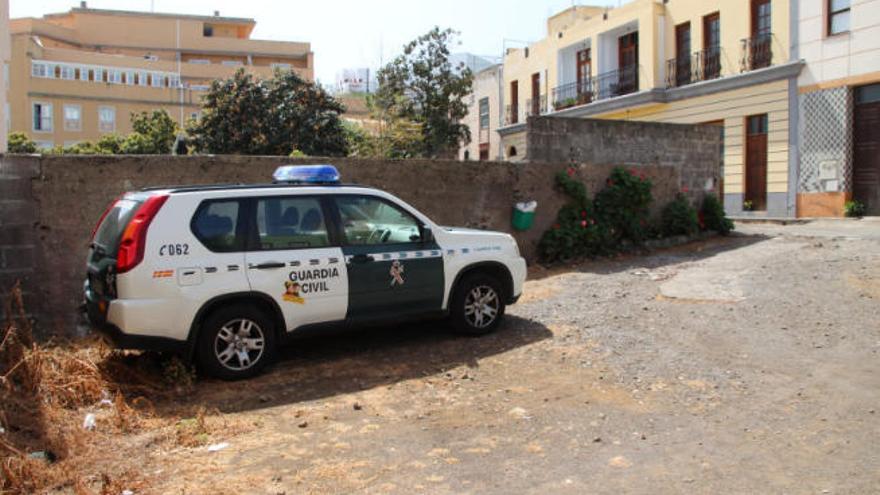 Agentes de la Guardia Civil llevan a cabo la investigación para determinar las circunstancias de la agresión sexual sufrida por la menor de 14 años.