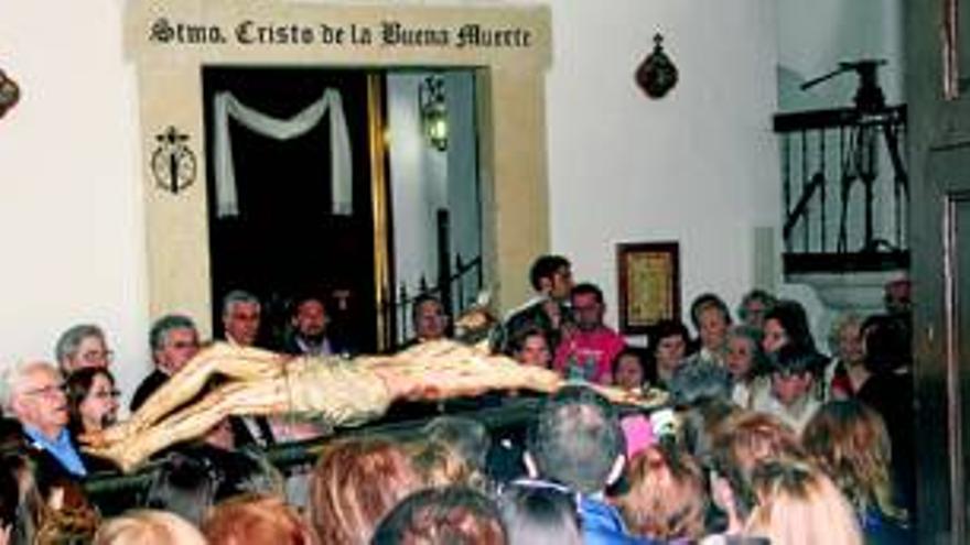 Multitudinario rezo de los tres credos en Almendralejo