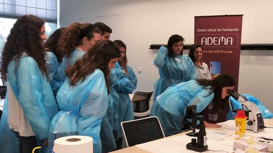 Futuros universitarios, dentistas por un día