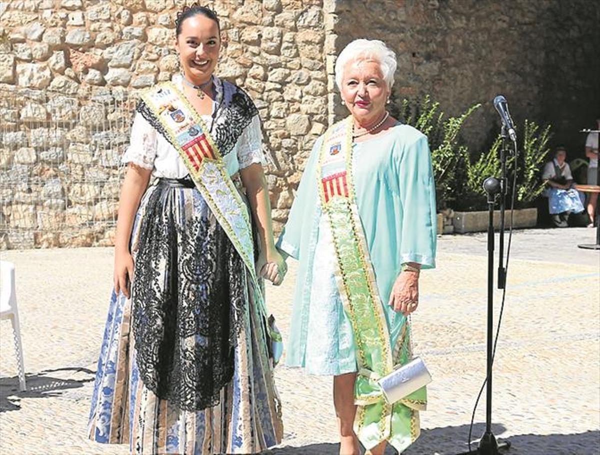 Peñíscola rinde un homenaje a sus mayores con las danzas infantiles